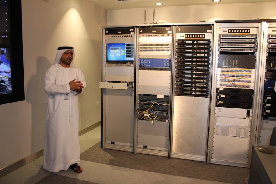 طلبة كلية الاتصال في جامعة العين –مقر العين- يزورون إذاعة أبوظبي