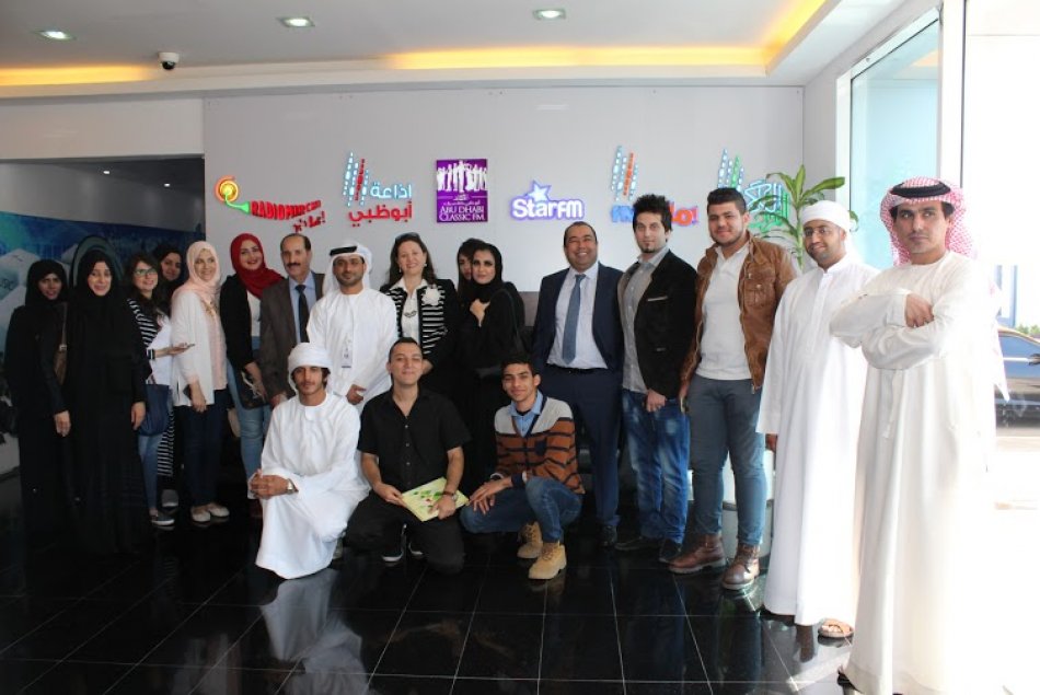 طلبة كلية الاتصال في جامعة العين –مقر العين- يزورون إذاعة أبوظبي