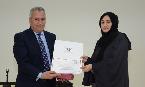 بالتعاون مع عمادة شؤون الطلبة كلية الصيدلة تنظم محاضرة بعنوان (البيئة، الصحة والسلامة في الصناعات الدوائية)