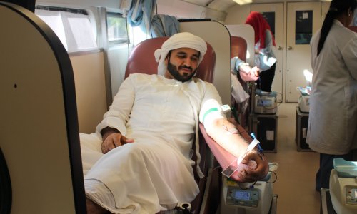تبرع بالدم وفحوصات طبية في جامعة العين