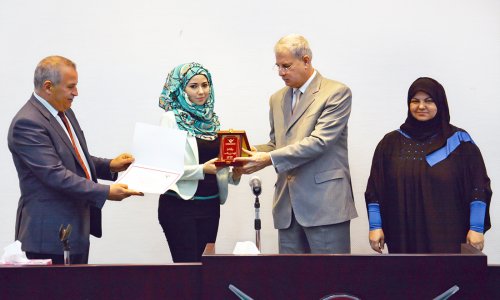 جامعة العين تكرم طلبتها المتفوقين 