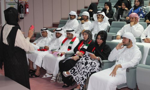 طلبة جامعة العين يزورن جناح العلوم السلوكية