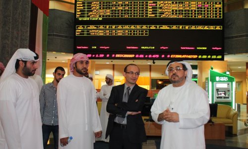 طلبة جامعة العين يزورون سوق أبوظبي للأوراق المالية