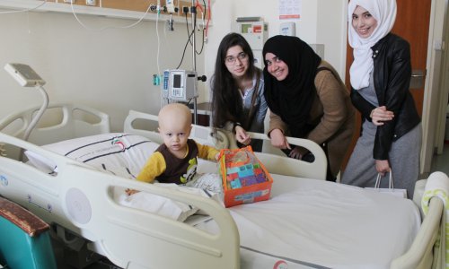 لأنهم جزء منا .. جامعة العين تنظم زيارة لمستشفى توام بمناسبة 