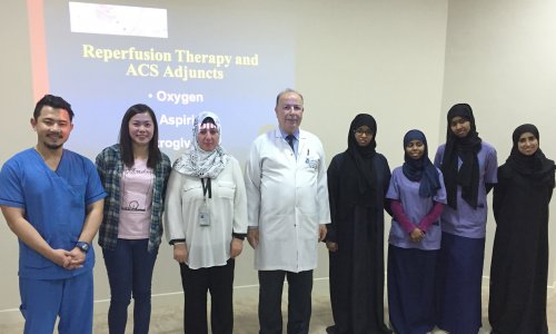 الدكتور عادل صادق من كلية الصيدلة في جامعة العين يقدم محاضرة حول 