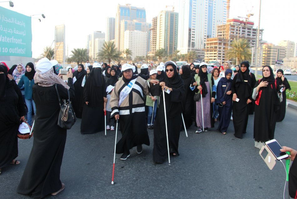 مشاركة طلبة الجامعة - مقر العين - في مسيرة اليوم العالمي للعصا البيضاء بإمارة الشارقة 