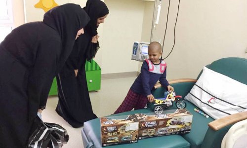 طلبة جامعة العين في زيارة لمستشفى توام لإحياء اليوم العالمي لسرطان الأطفال