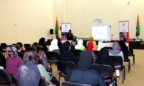 عمادة شؤون الطلبة تحتفل بالأم في يومها