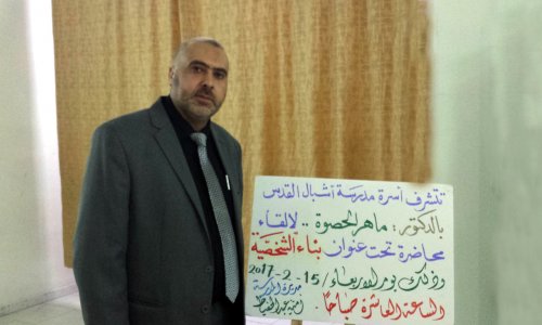 محاضرة في التنمية البشرية يقدمها أساتذة القانون من جامعة العين في مدرسة أشبال القدس الثانوية