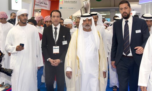 نهيان بن مبارك يطلع على أحدث تقنيات جامعة العين في معرض نجاح