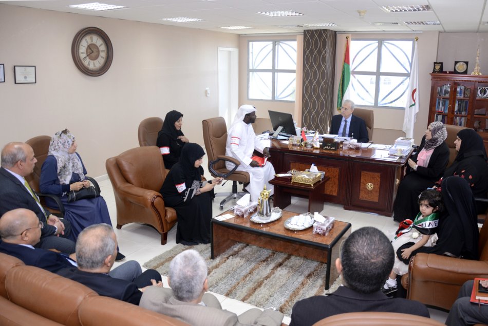 “Takatof” team delivers the UAE flag to Al Ain University