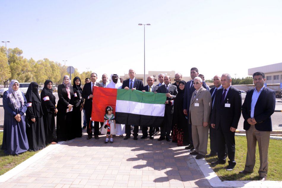 “Takatof” team delivers the UAE flag to Al Ain University