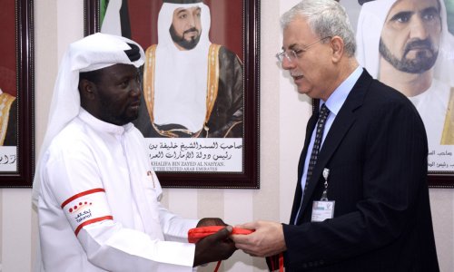 “Takatof” team delivers the UAE flag to Al Ain University