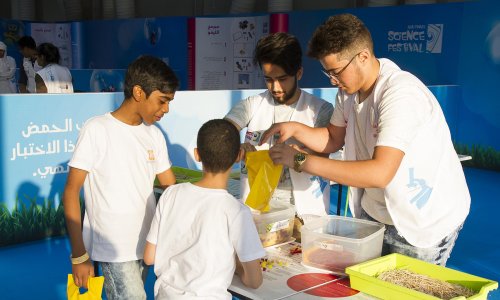 طلبة جامعة العين يمزجون الفائدة بالمرح في مهرجان أبوظبي للعلوم