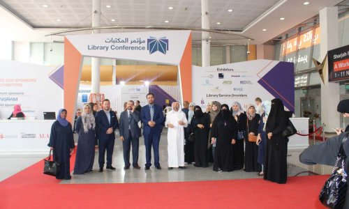 أساتذة وطلبة جامعة العين في زيارة لمعرض الكتاب 