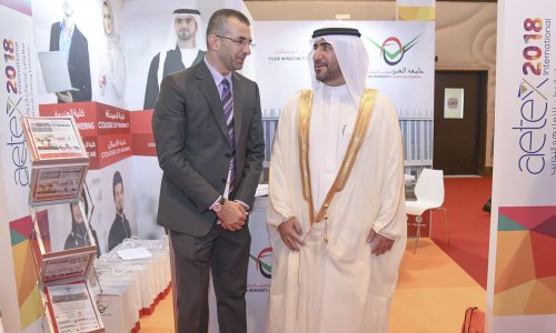 ماجد النعيمي يزور جناح جامعة العين في 