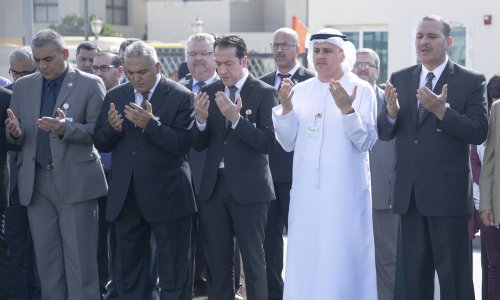 أسرة جامعة العين تحيي يوم الشهيد بدقيقة دعاء صامت