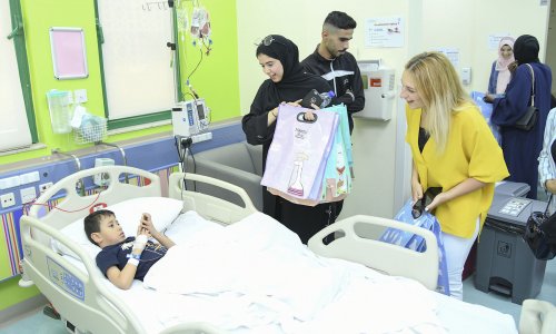 زيارة ودية تبهج أطفال السرطان