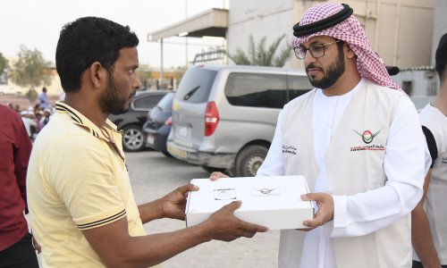 جامعة العين تعزز التكافل المجتمعي بتوزيع 