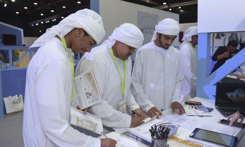 جامعة العين تعزز التواصل مع الطلبة في 