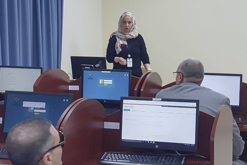 ورش عمل المكتبة حول المصادر الإلكترونية