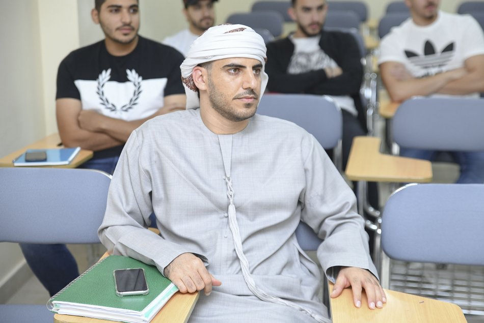 محاضرة توعوية بالجرائم الإلكترونية بعنوان لا يخدعونك