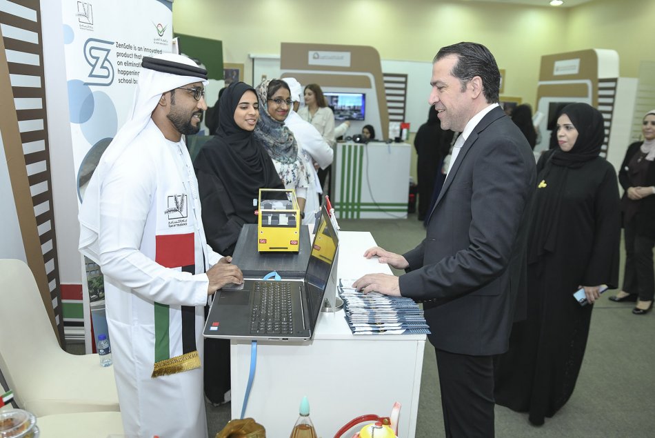 معرض إبداعات إماراتية تنظيم جائزة خليفة التربوية