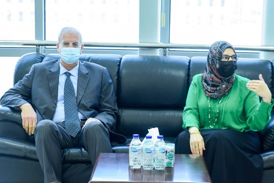 The President honors the distinguished committees at Al Ain University