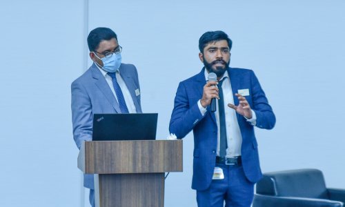 كلية الصيدلة وعمادة شؤون الطلبة تناقشان أساسيات الصحة والسلامة في مكان العمل