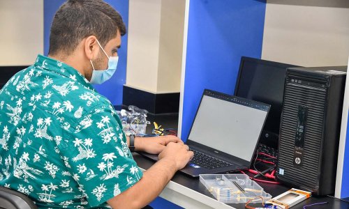 كلية الهندسة تعزز مهارات الطلبة في تصميم المشاريع الإلكترونية