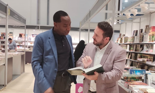 أمناء مكتبات جامعة العين وأعضاء هيئة التدريس يزورون معرض أبوظبي للكتاب