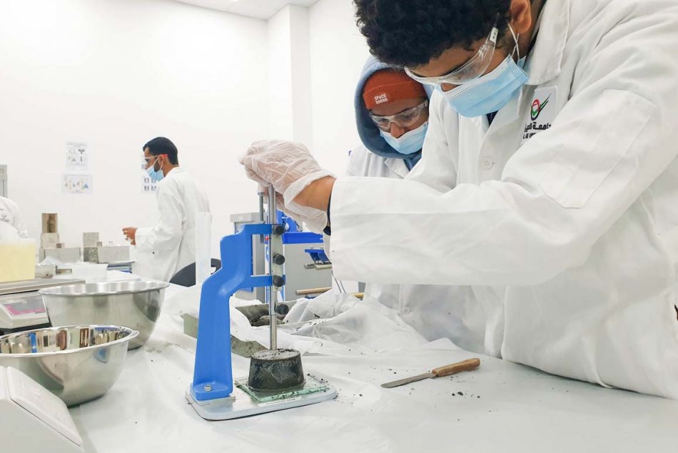 برنامج تدريبي عملي لطلبة الثانوية في مدرسة التكنولوجيا التطبيقية