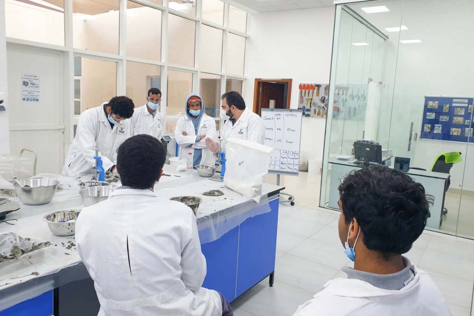 برنامج تدريبي عملي لطلبة الثانوية في مدرسة التكنولوجيا التطبيقية