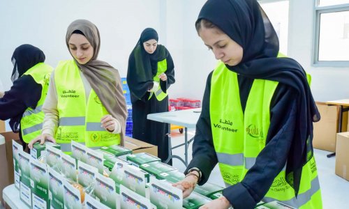 جامعة العين مقراً رئيسياً لتعبئة صناديق الإفطار ضمن حملة 