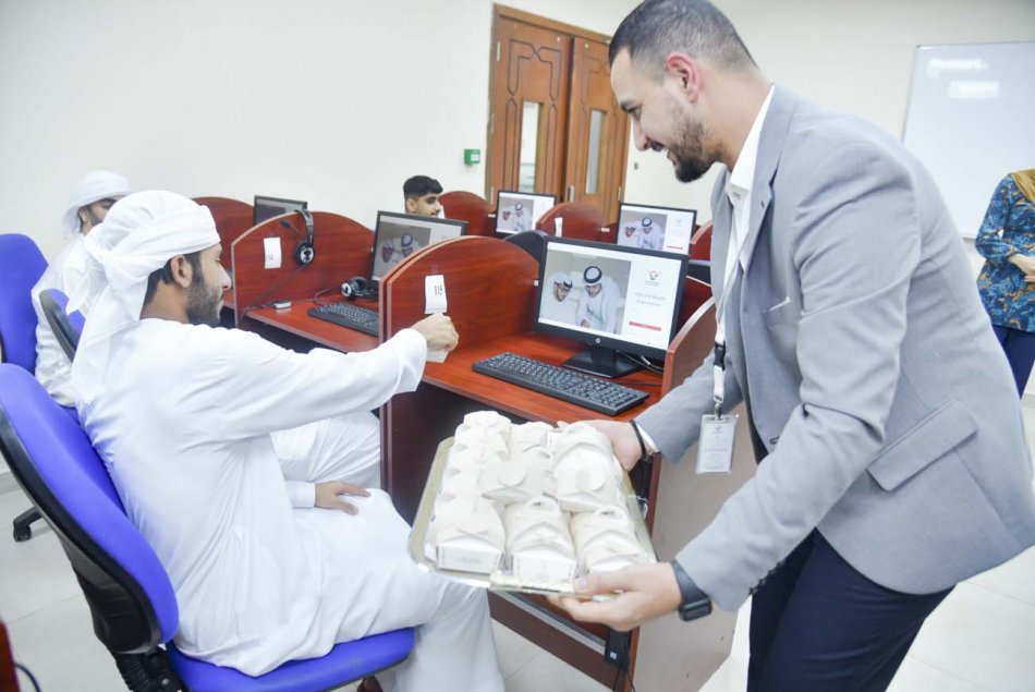 توزيع هدايا العيد على الطلبة من أصحاب الهمم