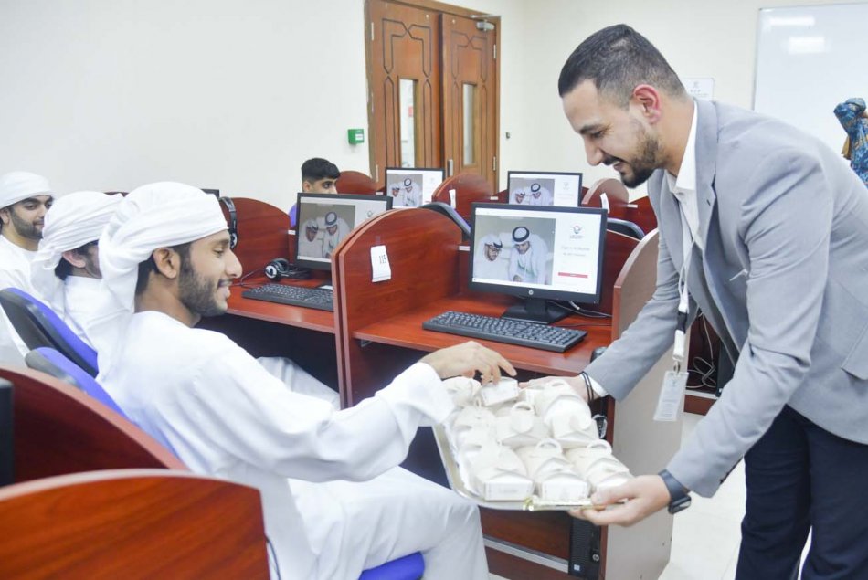 توزيع هدايا العيد على الطلبة من أصحاب الهمم