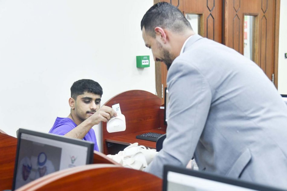 توزيع هدايا العيد على الطلبة من أصحاب الهمم