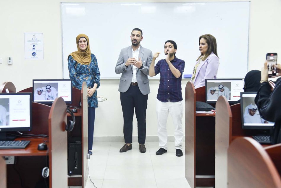 توزيع هدايا العيد على الطلبة من أصحاب الهمم