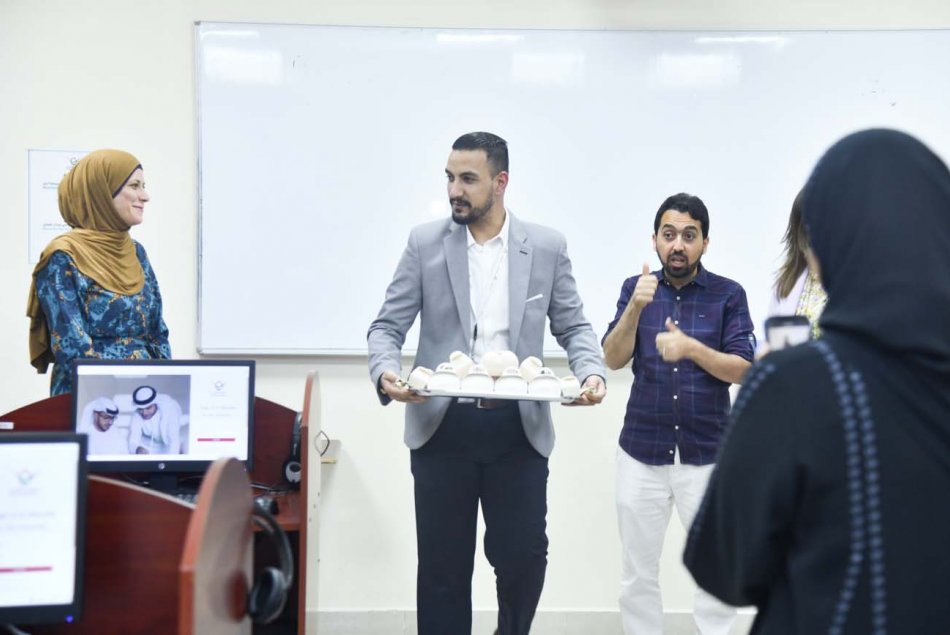 توزيع هدايا العيد على الطلبة من أصحاب الهمم