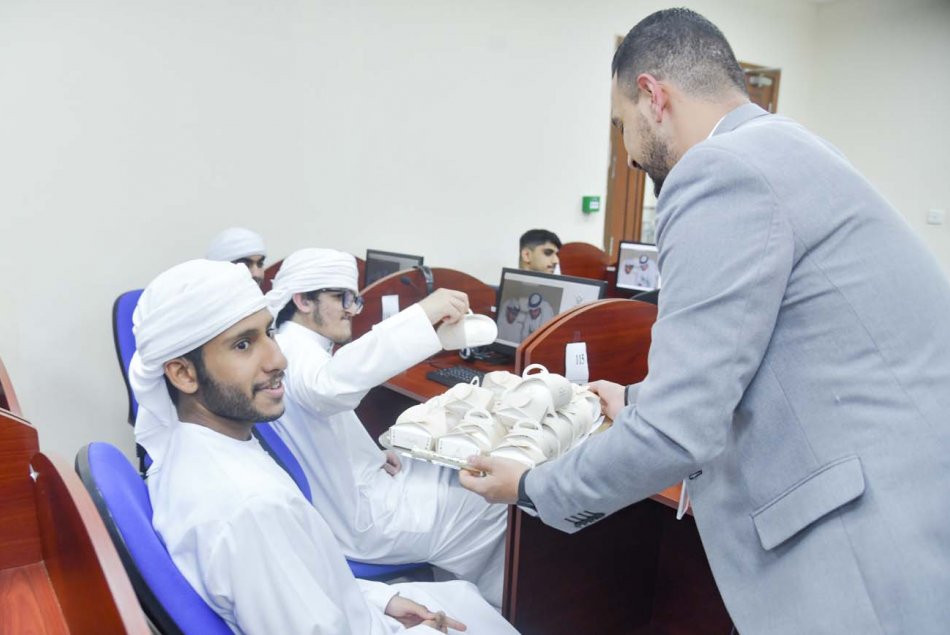 توزيع هدايا العيد على الطلبة من أصحاب الهمم