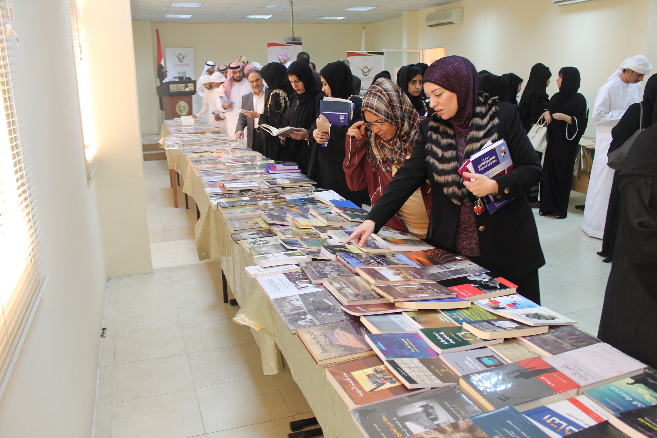 معرضا للكتاب في جامعة العين معرضا للكتاب في جامعة العين